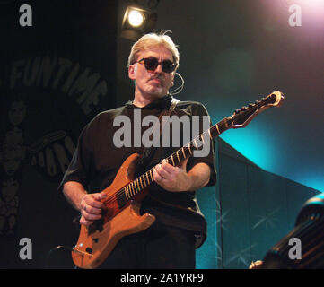 Le 20 août : Chris Stein de Blondie fonctionne à Chastain Park Amphitheater à Atlanta, Géorgie le 20 août 2002. Crédit : Chris McKay / MediaPunch Banque D'Images