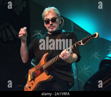 Le 20 août : Chris Stein de Blondie fonctionne à Chastain Park Amphitheater à Atlanta, Géorgie le 20 août 2002. Crédit : Chris McKay / MediaPunch Banque D'Images