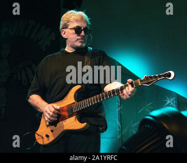 Le 20 août : Chris Stein de Blondie fonctionne à Chastain Park Amphitheater à Atlanta, Géorgie le 20 août 2002. Crédit : Chris McKay / MediaPunch Banque D'Images