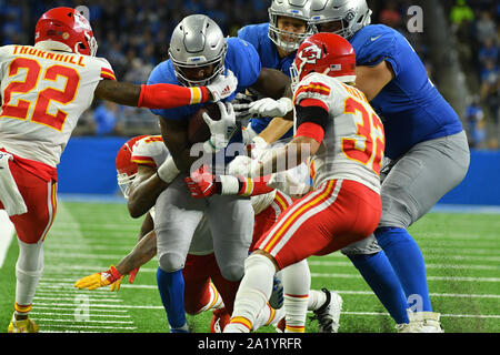 Detroit, Michigan, USA. Sep 29, 2019. Detroit, Michigan, USA. Sep 29, 2019. Detroit Lions RB Kerryon Johnson (33) extrait fourmillaient par des chefs au cours de joueurs jeu NFL entre Kansas City Chiefs et Lions de Détroit le 29 septembre 2019 au Ford Field de Detroit, MI (Photo by Dranberg/Cal Sport Media) Credit : Cal Sport Media/Alamy Live News Crédit : Cal Sport Media/Alamy Live News Banque D'Images