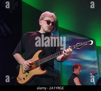 Le 20 août : Chris Stein de Blondie fonctionne à Chastain Park Amphitheater à Atlanta, Géorgie le 20 août 2002. Crédit : Chris McKay / MediaPunch Banque D'Images