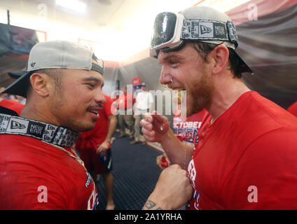 Saint Louis, États-Unis. Sep 29, 2019. Cardinals de Saint-Louis Kolten Wong (L) et Harrison Bader célébrer remportant la Division centrale de la Ligue nationale dans le clubhouse au Busch Stadium de Saint-louis le Dimanche, Septembre 29, 2019. Photo de BIll Greenblatt/UPI UPI : Crédit/Alamy Live News Banque D'Images