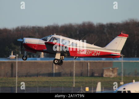 G-BFZH, un Piper PA-28R-200 Arrow Cherokee II, à l'Aéroport International de Prestwick en Ayrshire. Banque D'Images