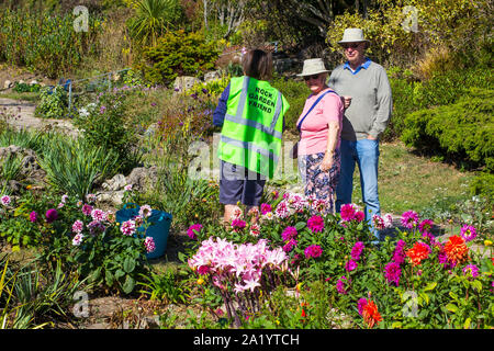 18 septembre 2019 un jardin de roche ami parler aux visiteurs dans le jardin sur une roche de Portsmouth au début de l'automne chaud jour de septembre Banque D'Images