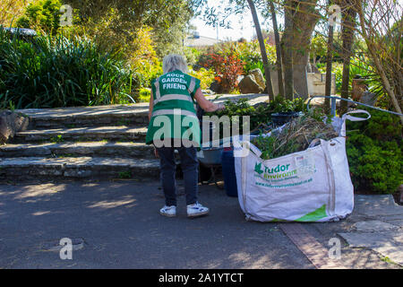 18 septembre 2019 un jardin de roche ami dans le jardin de Portsmouth sur une chaude journée de début d'automne en Septembre Banque D'Images