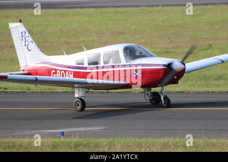 G-BOAH, un Piper PA-28R-161 Warrior II appartenant et exploités par l'Prestwick Flight Centre, à sa base à l'Aéroport International de Prestwick en Ayrshire. Banque D'Images