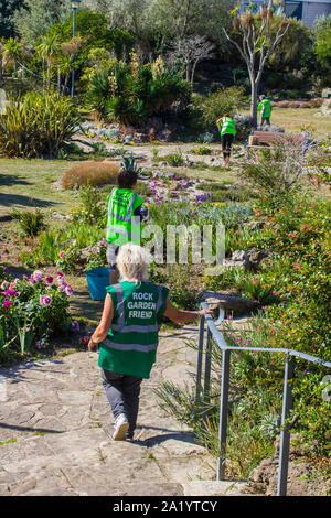 18 septembre 2019 Rock Garden amis au travail bénévole dans le jardin de roche de Portsmouth sur une chaude journée de début d'automne en Septembre Banque D'Images