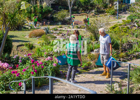 18 septembre 2019 Jardin des amis qui travaillent dans le jardin de Portsmouth sur une chaude journée de début d'automne en Septembre Banque D'Images