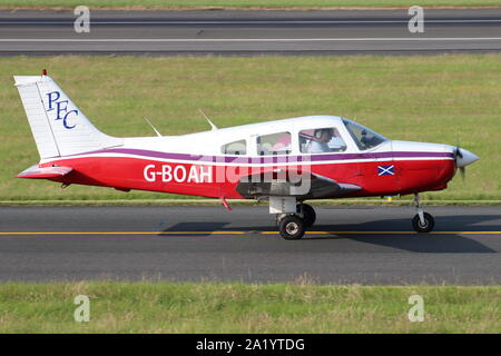 G-BOAH, un Piper PA-28R-161 Warrior II appartenant et exploités par l'Prestwick Flight Centre, à sa base à l'Aéroport International de Prestwick en Ayrshire. Banque D'Images