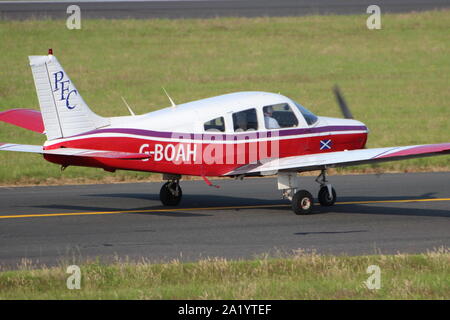 G-BOAH, un Piper PA-28R-161 Warrior II appartenant et exploités par l'Prestwick Flight Centre, à sa base à l'Aéroport International de Prestwick en Ayrshire. Banque D'Images