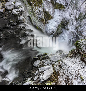 Une longue exposition au-dessus de chutes de Multnomah en Oregon Banque D'Images