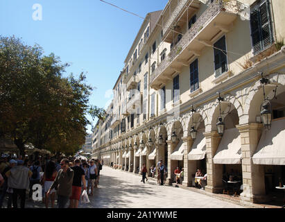 Restaurants et cafés-bars le long de la vieille ville de Corfou Liston en, Kerkyra, Grèce Banque D'Images