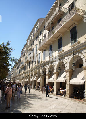 Restaurants et cafés-bars le long de la vieille ville de Corfou Liston en, Kerkyra, Grèce Banque D'Images