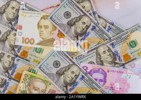 Multi devises dollars Argent et hryvnia, close-up top view concept financer l'investissement Banque D'Images