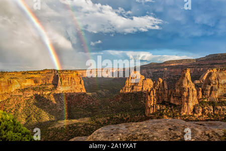 Un double arc-en-ciel après l'orage à Monument Canyon au Colorado National Monument à Fruita, Colorado. Banque D'Images