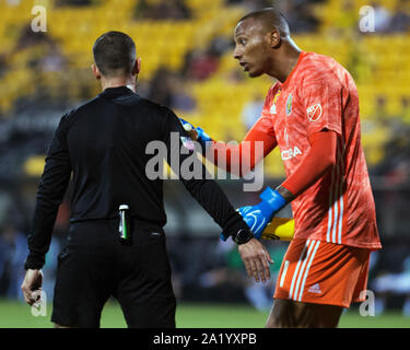 Columbus, Ohio, USA. 29 Septembre, 2019. Columbus Crew SC gardien Eloy (1) et d'Arbitre Rubiel Vazquez mots change lors du match contre l'Union de Philadelphie dans leur match à Mapfre Stadium. Credit : Brent Clark/Alamy Live News Banque D'Images