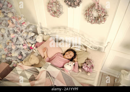 Bonne année. Les achats de Noël. Le matin avant Noël. Le Sommeil. en attente de santa. L'hiver. petit enfant fille avec cadeau de Noël. petite fille dormir à la maison. Noël Famille maison de vacances. Surprise. Banque D'Images