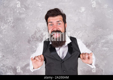 L'homme juif barbu. Guy barbu habillé en maturité Élégante chemise et veste. Maison de vacances juives. Gai et la ruse. Charmante personne juive. Les traditions juives. Maison de célébration. L'expression émotionnelle. Banque D'Images