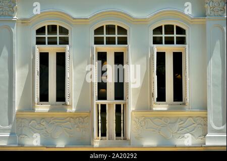 Vue avant du vintage ou Peranakan de Singapour Straits Chinese shop house avec des fenêtres, volets blancs et blanc en extérieur historique de Chinatown Banque D'Images