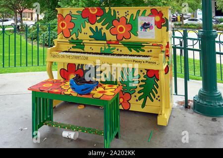 Un piano coloré sur le kiosque à musique du parc Memorial Peace, Maple Ridge, B. C., Canada. Banque D'Images