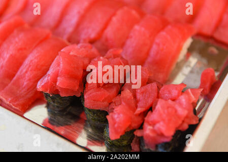 La nourriture japonaise avec thon sushi nori dans le restaurant / sashimi de thon cru cuisine japonaise set menu ingrédients frais sur le plateau , selective focus Banque D'Images