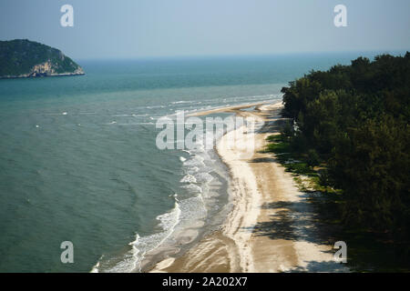 Vue aérienne de la plage et de la mer à la plage de Laem Sala , La vague blanche bulles dans l'eau verte splash le sable brun, Khao Sam Roi Yot National Park Banque D'Images