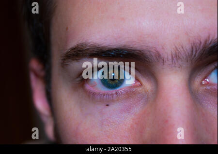 Fermer voir portrait d'un modèle avec les jeunes hommes hansome bleu brun yeux verts Banque D'Images