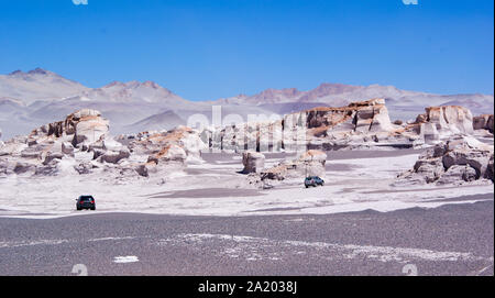 Passage en 4 x 4 par des routes à la sortie de la route dans le nord de l'Argentine entre les montagnes, les vallées et les rivières Banque D'Images