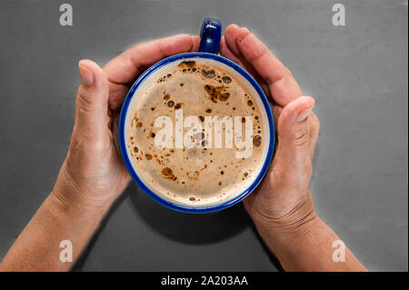 Les mains d'une vieille femme tenant la tasse de café Banque D'Images