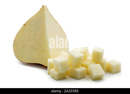 Racine Le Jicama isolé sur fond blanc Banque D'Images