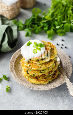 Beignets de courgettes, sauce au yogourt et à la coriandre Banque D'Images