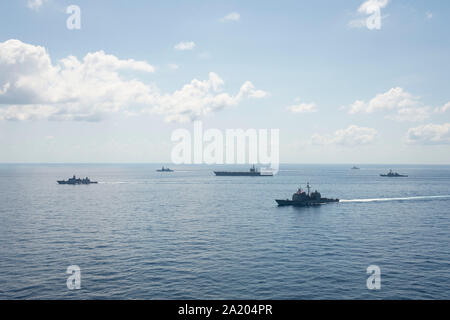 190928-N-QD512-0190 de l'OCÉAN ATLANTIQUE (sept. 28, 2019) Le porte-avions USS Dwight D. Eisenhower (CVN 69), croiseurs lance-missiles USS San Jacinto (CG 56) et USS Vella Gulf (CG 72), les destroyers lance-missiles USS Stout (DDG 55), USS Truxtun (DDG 103) et l'USS James E. Williams (DDG 95), Royal Navy-audacieuse de défense aérienne de classe destroyer HMS Dragon (D35), et la Marine royale néerlandaise de sept lacs frisons-class frigate HNLMS de Ruyter (F804) transit l'océan Atlantique avec les avions de Carrier Air Wing (CVW) 3 au cours de l'exercice d'une photo de conclure du navire sur mesure la disponibilité de formation (TSTA) et Dernier E Banque D'Images