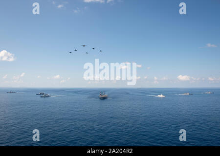 190928-N-QD512-0129 de l'OCÉAN ATLANTIQUE (sept. 28, 2019) Le porte-avions USS Dwight D. Eisenhower (CVN 69), croiseurs lance-missiles USS San Jacinto (CG 56) et USS Vella Gulf (CG 72), les destroyers lance-missiles USS Stout (DDG 55), USS Truxtun (DDG 103) et l'USS James E. Williams (DDG 95), Royal Navy-audacieuse de défense aérienne de classe destroyer HMS Dragon (D35), et la Marine royale néerlandaise de sept lacs frisons-class frigate HNLMS de Ruyter (F804) transit l'océan Atlantique avec les avions de Carrier Air Wing (CVW) 3 au cours de l'exercice d'une photo de conclure du navire sur mesure la disponibilité de formation (TSTA) et Dernier E Banque D'Images