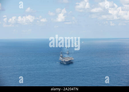 190928-N-QD512-1671 de l'OCÉAN ATLANTIQUE (sept. 28, 2019) Le porte-avions USS Dwight D. Eisenhower (CVN 69), croiseurs lance-missiles USS San Jacinto (CG 56) et USS Vella Gulf (CG 72), les destroyers lance-missiles USS Stout (DDG 55), USS Truxtun (DDG 103) et l'USS James E. Williams (DDG 95), Royal Navy-audacieuse de défense aérienne de classe destroyer HMS Dragon (D35), et la Marine royale néerlandaise de sept lacs frisons-class frigate HNLMS de Ruyter (F804) transit l'océan Atlantique avec les avions de Carrier Air Wing (CVW) 3 au cours de l'exercice d'une photo de conclure du navire sur mesure la disponibilité de formation (TSTA) et Dernier E Banque D'Images