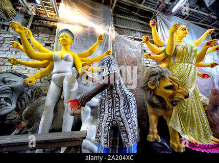 Kolkata, Inde. Sep 29, 2019. Un artiste en touche finale sur le Durga Devi idoles à l'artiste Kumartuli moyeu avant la Durga puja, la plus grande fête hindoue. Une déesse Durga Maa est adorée pendant neuf jours durant le festival qui débutera à partir du 5 octobre 2019. Credit : SOPA/Alamy Images Limited Live News Banque D'Images