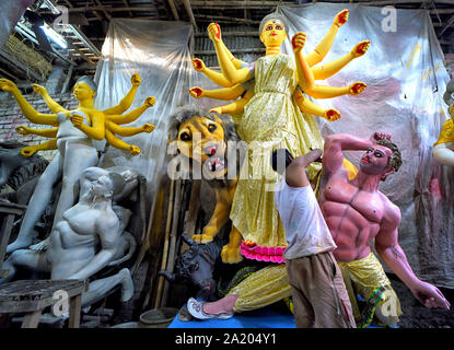 Kolkata, Inde. Sep 29, 2019. Un artiste en touche finale sur le Durga Devi idoles à l'artiste Kumartuli moyeu avant la Durga puja, la plus grande fête hindoue. Une déesse Durga Maa est adorée pendant neuf jours durant le festival qui débutera à partir du 5 octobre 2019. Credit : SOPA/Alamy Images Limited Live News Banque D'Images