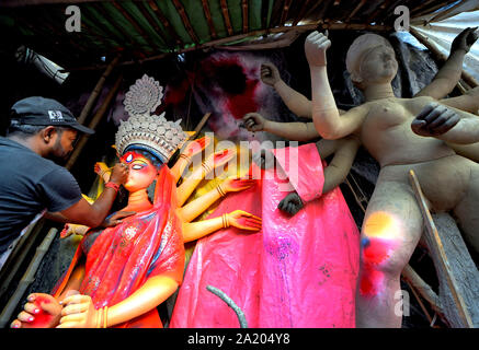 Kolkata, Inde. Sep 29, 2019. Un artiste en touche finale sur le Durga Devi idoles à l'artiste Kumartuli moyeu avant la Durga puja, la plus grande fête hindoue. Une déesse Durga Maa est adorée pendant neuf jours durant le festival qui débutera à partir du 5 octobre 2019. Credit : SOPA/Alamy Images Limited Live News Banque D'Images