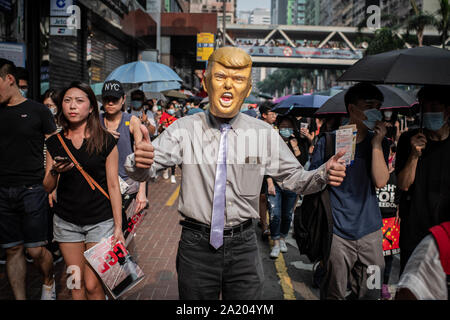 Hong Kong, Chine. Sep 29, 2019. Un homme avec un masque du président américain Donald Trump marches dans Wan Chai pendant la manifestation.manifestants assister à un Anti-Totalitarianism mondiale Mars à Hong Kong - démonstrations continuent à Hong Kong marquant l'un des pires jours de violence dans 4 mois de troubles. Credit : SOPA/Alamy Images Limited Live News Banque D'Images