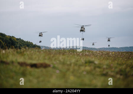 Les parachutistes de l'Armée américaine affecté à la 173e Brigade aéroportée effectuer un assaut aérien en route pour les opérations de combat en milieu urbain Hohenfels Domaine de formation, l'Allemagne au cours de la sortie 19 Sabre (SJ19), le 26 septembre 2019. SJ19 est un exercice impliquant près de 5 400 participants de 16 pays partenaires et allié à l'armée américaine et les secteurs d'entraînement Grafenwoehr Hohenfels, 3 septembre au 30 septembre 2019. SJ19 est conçu pour évaluer l'état de préparation de l'armée américaine 173e Brigade aéroportée d'exécuter des opérations terrestres dans le cadre d'un combiné, l'environnement et de promouvoir l'interopérabilité avec les alliés et partenaires participants n Banque D'Images