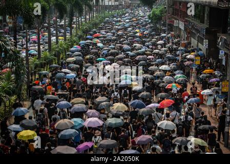 Hong Kong, Chine. Sep 29, 2019. Mars protestataires avec parasols pendant la manifestation.manifestants assister à un Anti-Totalitarianism mondiale Mars à Hong Kong - démonstrations continuent à Hong Kong marquant l'un des pires jours de violence dans 4 mois de troubles. Credit : SOPA/Alamy Images Limited Live News Banque D'Images