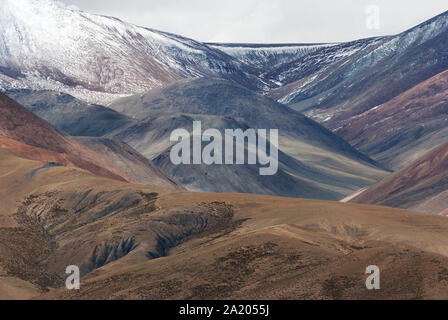 Montagnes colorées dans l'extrême ouest du Tibet, la Chine Banque D'Images