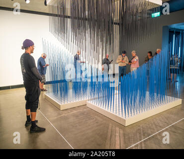 La Tasmanie, Australie - février 17, 2019 : les visiteurs au Musée d'Art Ancien et nouveau (MONA), un musée d'art au sein de la winery Moorilla sur la Berriedale Banque D'Images