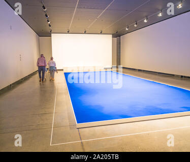 La Tasmanie, Australie - février 17, 2019 : les visiteurs au Musée d'Art Ancien et nouveau (MONA), un musée d'art au sein de la winery Moorilla sur la Berriedale Banque D'Images