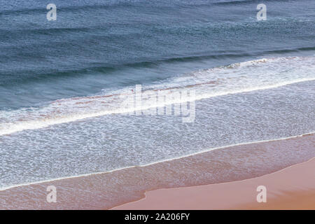 Surfeurs dans les vagues au large de Mawgan Porth Beach, Cornwall, UK Banque D'Images