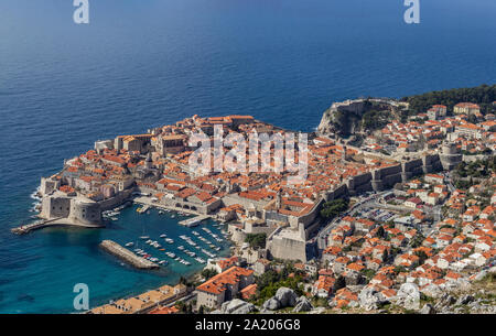 Vue sur la vieille ville de Dubrovnik à partir d'un point de vue haut au-dessus de la mer Banque D'Images