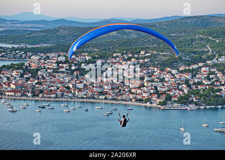 Parapente au-dessus de la ville de Primosten en Dalmatie, Croatie Banque D'Images