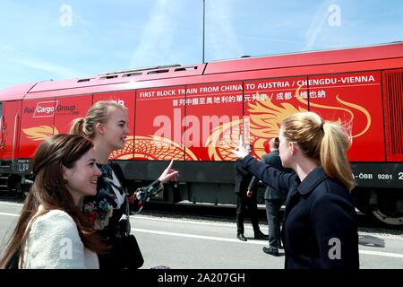 Beijing, l'Autriche. Apr 27, 2018. Les gens regardent un nouveau train de marchandises de la Chine Chengdu à Vienne au centre de fret du sud de Vienne à Vienne, Autriche, le 27 avril 2018. Credit : Xu Pan/Xinhua/Alamy Live News Banque D'Images