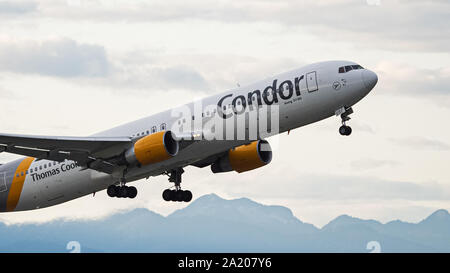 Richmond, Colombie-Britannique, Canada. Sep 29, 2019. Un Condor Flugdienst Boeing 767-300ER (D-ABUD) gros-avion de ligne décolle à l'Aéroport International de Vancouver le dimanche, Septembre 29, 2019. Credit : Bayne Stanley/ZUMA/Alamy Fil Live News Banque D'Images