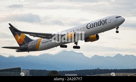 Richmond, Colombie-Britannique, Canada. Sep 29, 2019. Un Condor Flugdienst Boeing 767-300ER (D-ABUD) gros-avion de ligne décolle à l'Aéroport International de Vancouver le dimanche, Septembre 29, 2019. Credit : Bayne Stanley/ZUMA/Alamy Fil Live News Banque D'Images