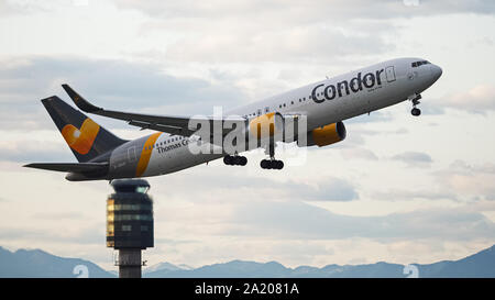 Richmond, Colombie-Britannique, Canada. Sep 29, 2019. Un Condor Flugdienst Boeing 767-300ER (D-ABUD) gros-avion de ligne décolle à l'Aéroport International de Vancouver le dimanche, Septembre 29, 2019. Credit : Bayne Stanley/ZUMA/Alamy Fil Live News Banque D'Images